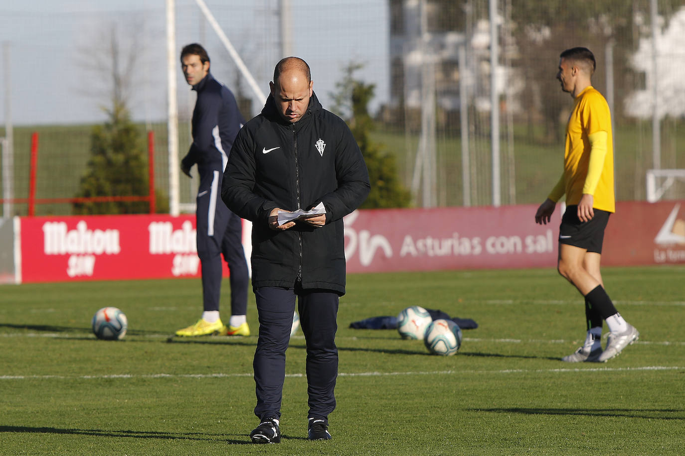 Los jugadores del Sporting han entrenado este viernes para tratar de sumar los tres puntos en el encuentro contra el Extremadura, que se celebra el sábado en El Molinón. 