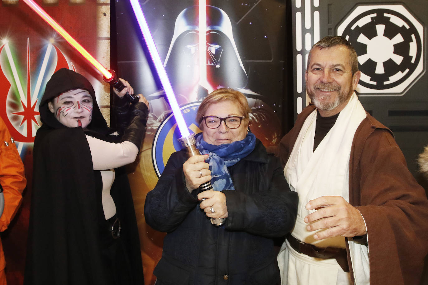 Los fans de Star Wars de Gijón han acudido al estreno de la última película de la saga, 'El ascenso de Skywalker', en los cines Yelmo caracterizados de sus personajes favoritos. 