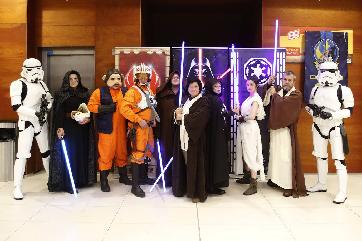 Los fans de Star Wars de Gijón han acudido al estreno de la última película de la saga, 'El ascenso de Skywalker', en los cines Yelmo caracterizados de sus personajes favoritos. 