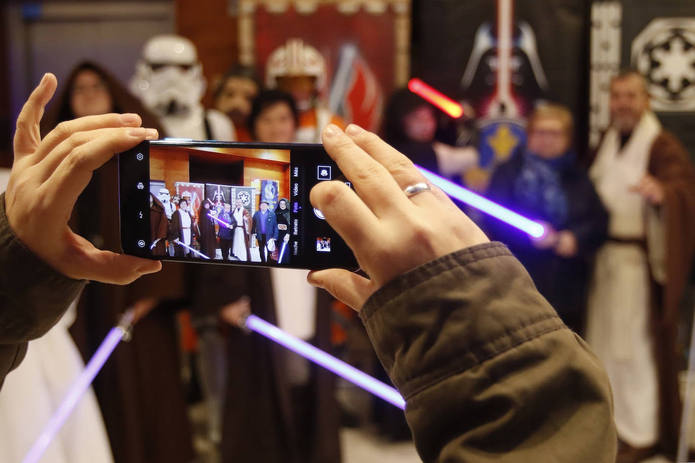 Los fans de Star Wars de Gijón han acudido al estreno de la última película de la saga, 'El ascenso de Skywalker', en los cines Yelmo caracterizados de sus personajes favoritos. 