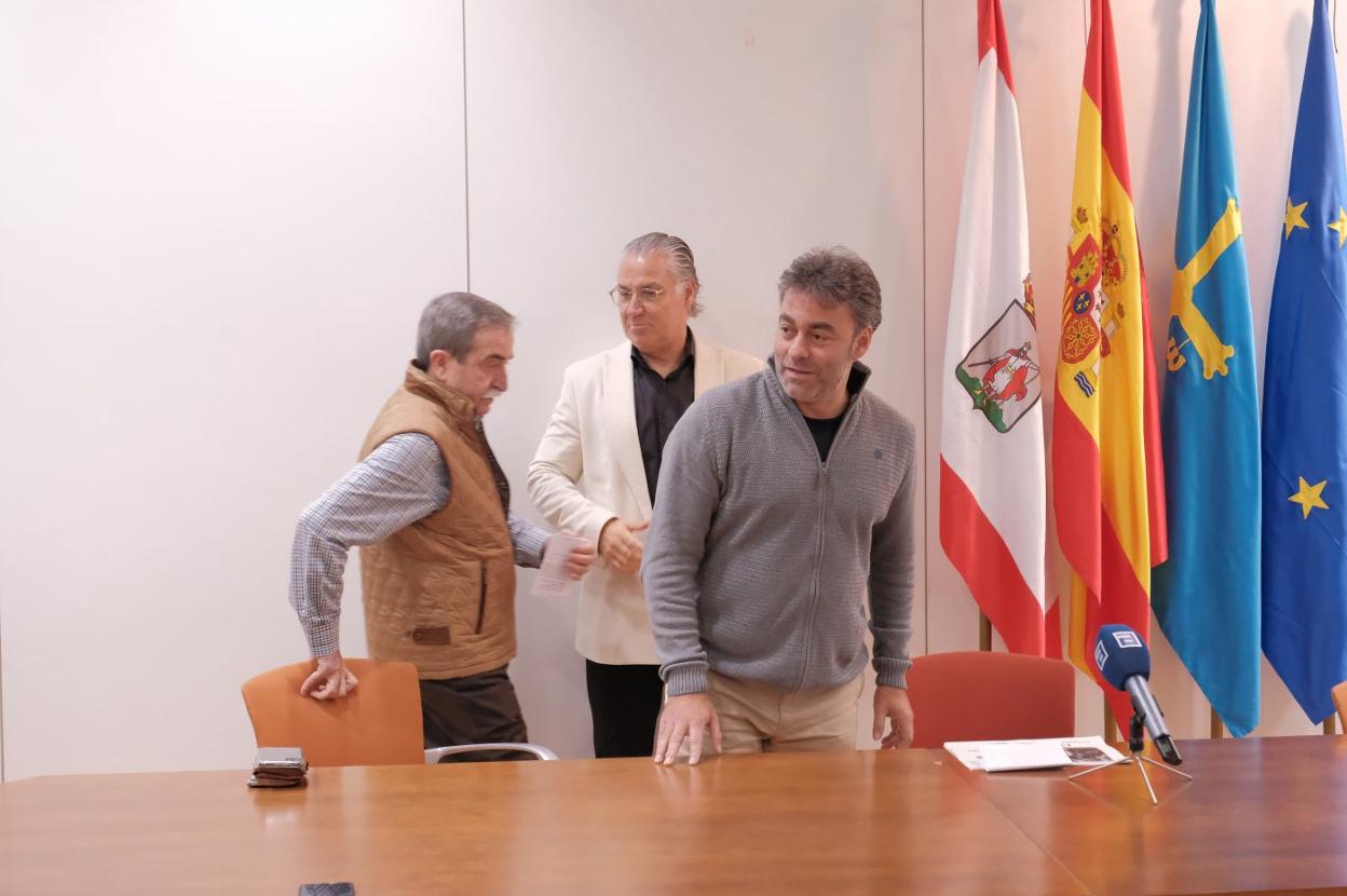 José Manuel Valdés, Jesús Kocina y José Ramón Tuero, antes de la rueda de prensa. 