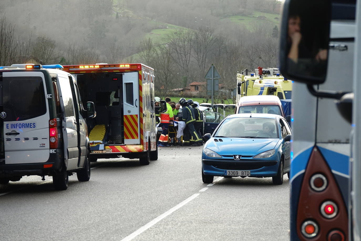 El suceso tuvo lugar en torno a las cuatro, cuando un turismo que circulaba en sentido Oviedo invadió el carril contrario, colisionando con una furgoneta que llevaba un remolque ligero. Hay cuatro heridos.