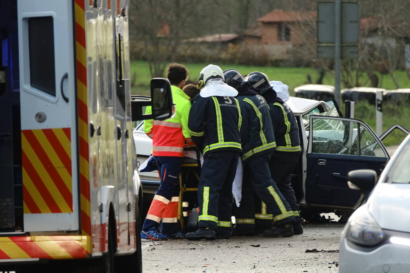 El suceso tuvo lugar en torno a las cuatro, cuando un turismo que circulaba en sentido Oviedo invadió el carril contrario, colisionando con una furgoneta que llevaba un remolque ligero. Hay cuatro heridos.