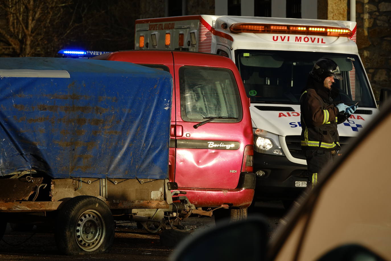 El suceso tuvo lugar en torno a las cuatro, cuando un turismo que circulaba en sentido Oviedo invadió el carril contrario, colisionando con una furgoneta que llevaba un remolque ligero. Hay cuatro heridos.