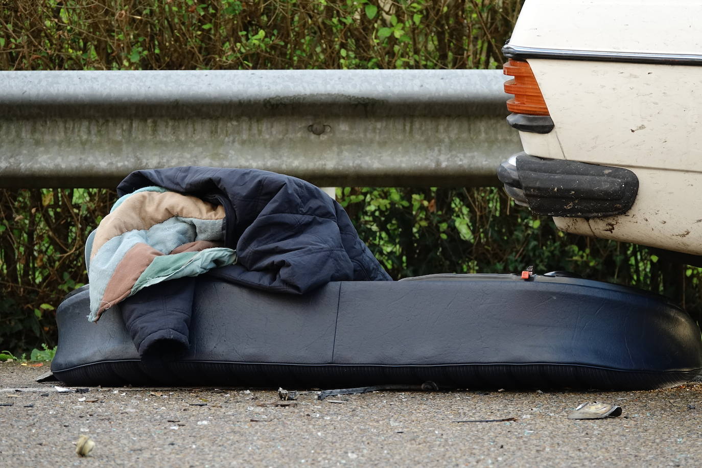 El suceso tuvo lugar en torno a las cuatro, cuando un turismo que circulaba en sentido Oviedo invadió el carril contrario, colisionando con una furgoneta que llevaba un remolque ligero. Hay cuatro heridos.