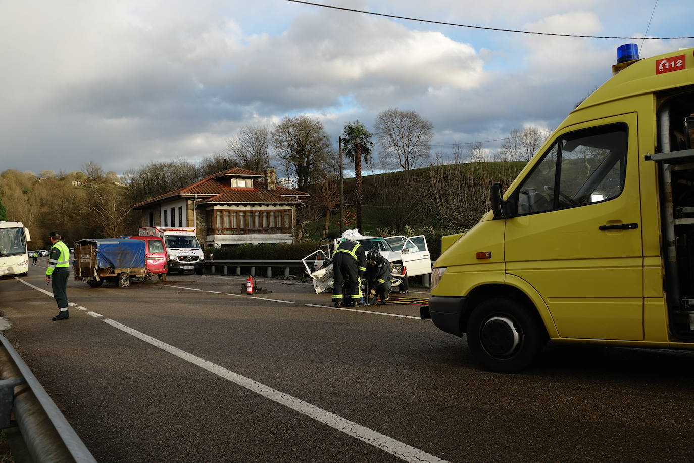 El suceso tuvo lugar en torno a las cuatro, cuando un turismo que circulaba en sentido Oviedo invadió el carril contrario, colisionando con una furgoneta que llevaba un remolque ligero. Hay cuatro heridos.