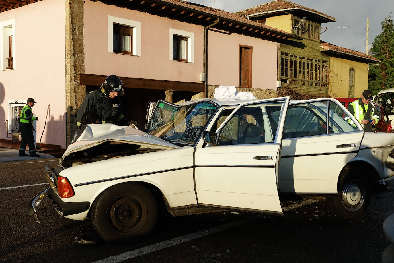 El suceso tuvo lugar en torno a las cuatro, cuando un turismo que circulaba en sentido Oviedo invadió el carril contrario, colisionando con una furgoneta que llevaba un remolque ligero. Hay cuatro heridos.