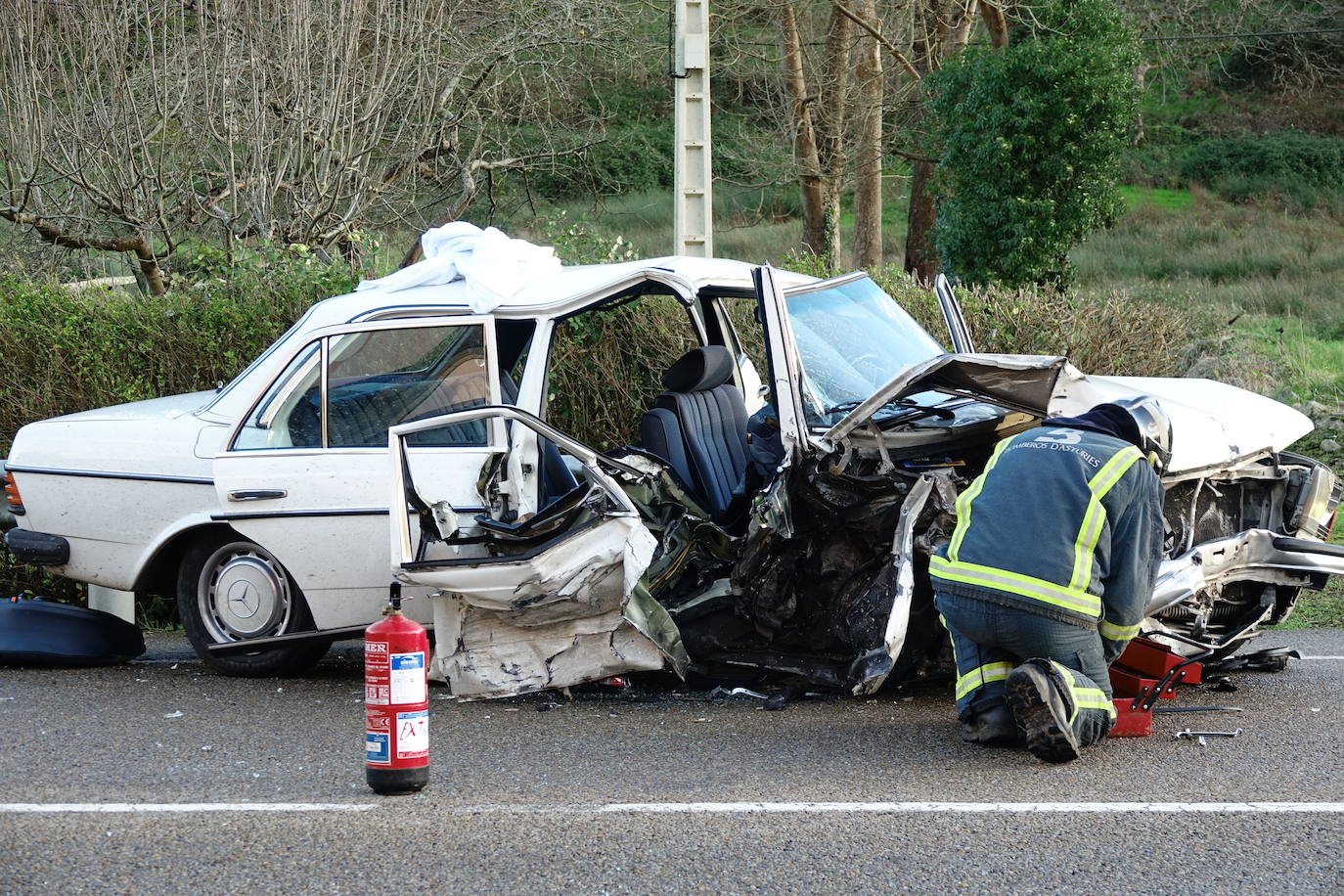 El suceso tuvo lugar en torno a las cuatro, cuando un turismo que circulaba en sentido Oviedo invadió el carril contrario, colisionando con una furgoneta que llevaba un remolque ligero. Hay cuatro heridos.