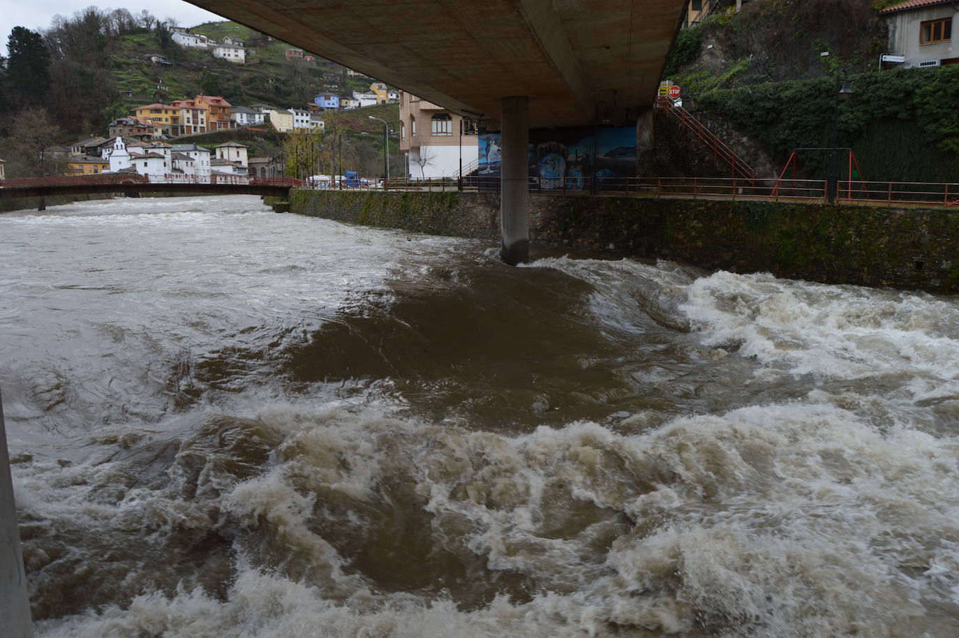 La región, en alerta roja por viento y oleaje.