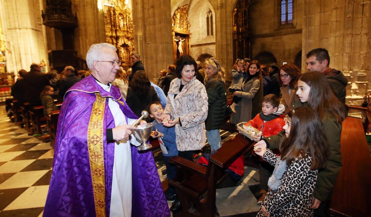 El deán de la Catedral, Benito Gallego, bendiciendo a los Niños Jesús. 