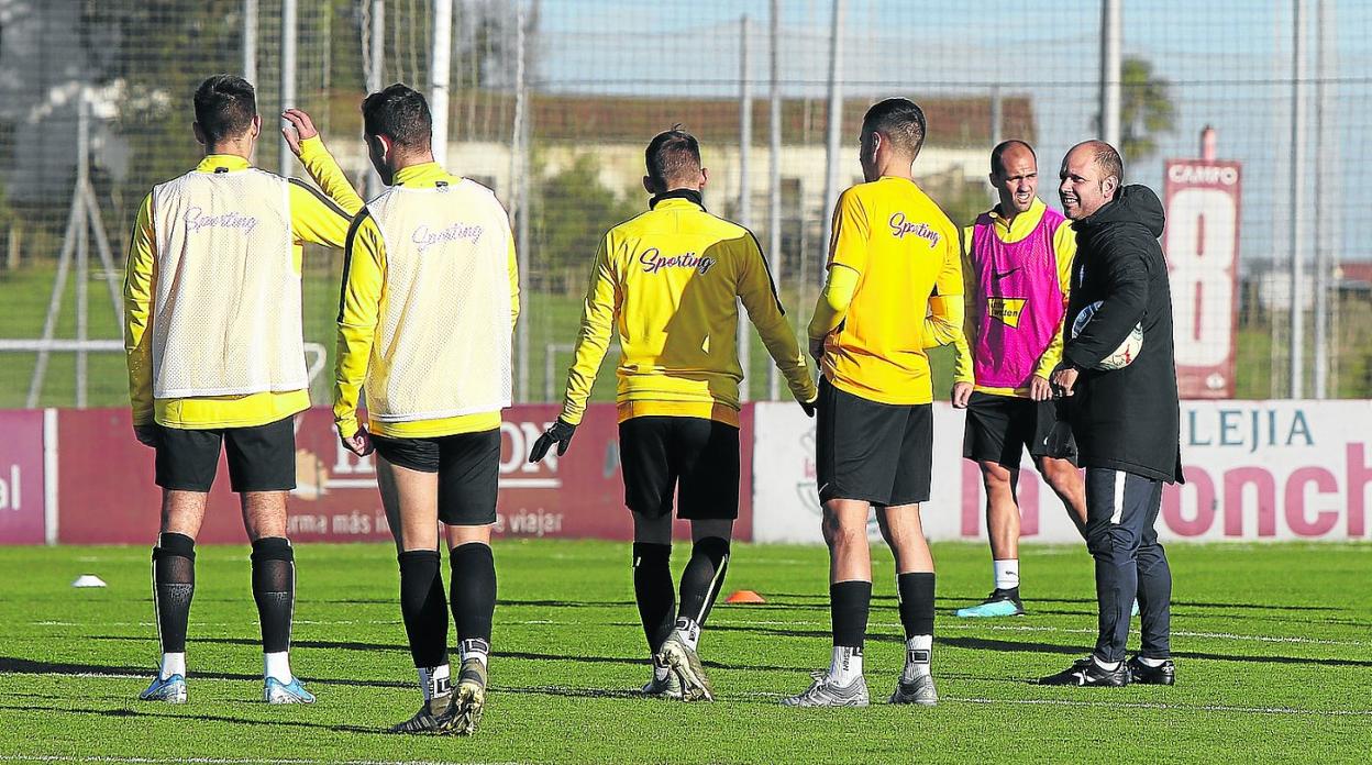 El técnico José Alberto, a la derecha, da indicaciones a sus jugadores. 