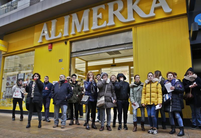 Más de 12.000 trabajadores de supermercados asturianos están llamados a secundar ocho días de huelga. En la primera jornada, los piquetes se han concentrado en numerosos establecimientos de Gijón, Oviedo, Avilés y otros puntos de Asturias.