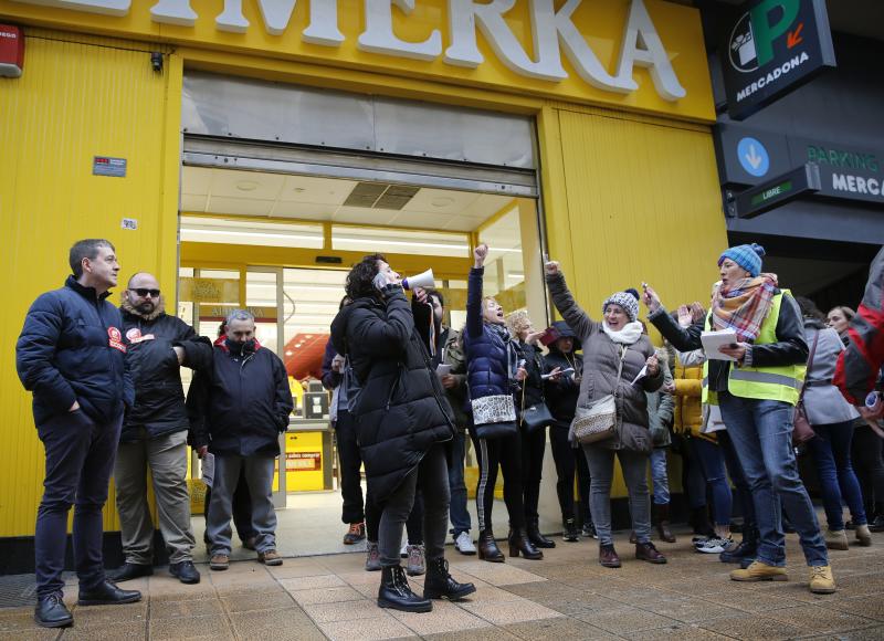 Más de 12.000 trabajadores de supermercados asturianos están llamados a secundar ocho días de huelga.