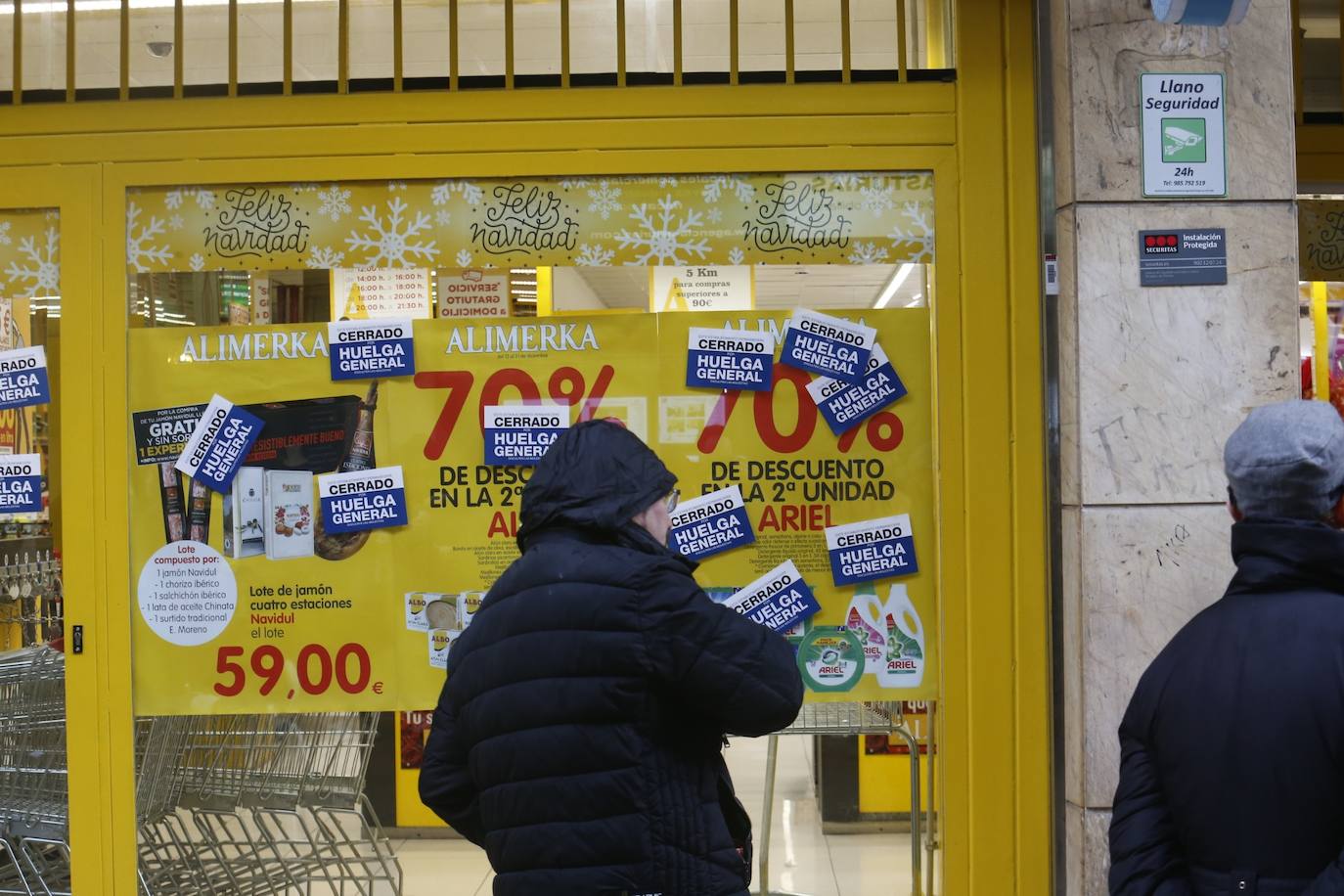 Más de 12.000 trabajadores de supermercados asturianos están llamados a secundar ocho días de huelga.