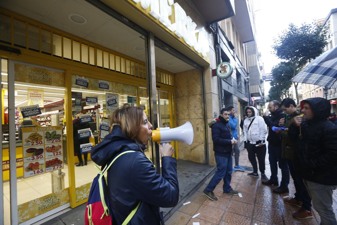 Más de 12.000 trabajadores de supermercados asturianos están llamados a secundar ocho días de huelga.