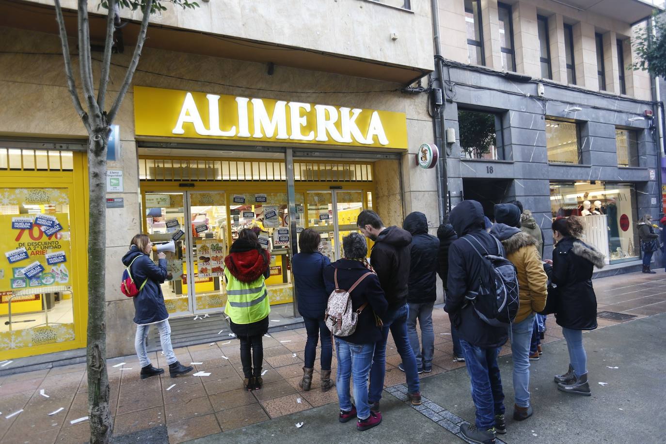 Más de 12.000 trabajadores de supermercados asturianos están llamados a secundar ocho días de huelga.