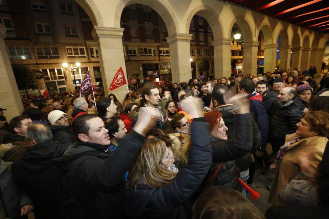 Cientos de personas se movilizaron en Gijón, ante un Alimerka de la calle Marqués de San Esteban.