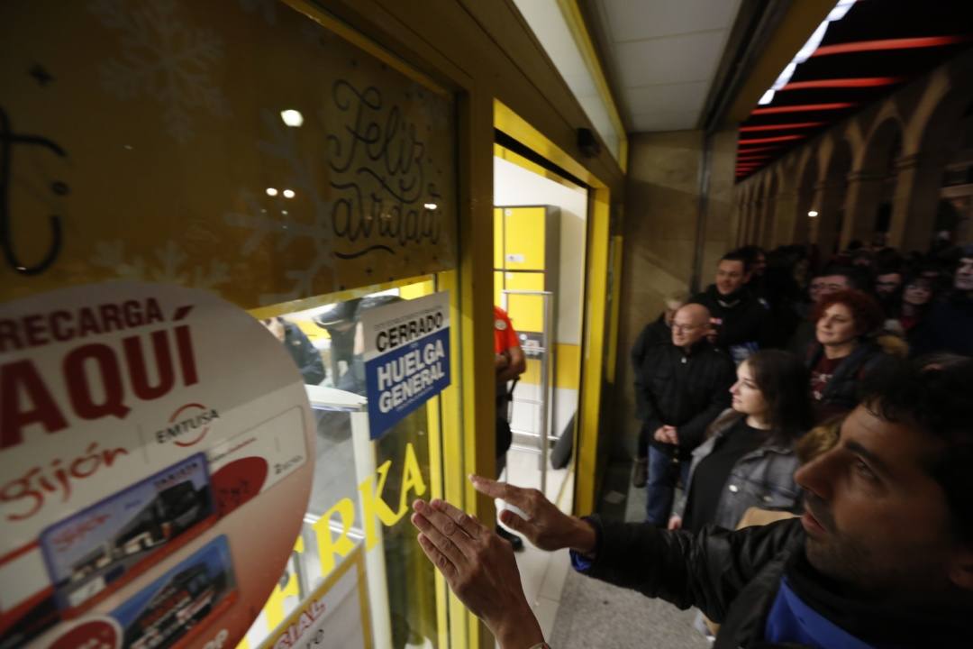 Cientos de personas se movilizaron en Gijón, ante un Alimerka de la calle Marqués de San Esteban.