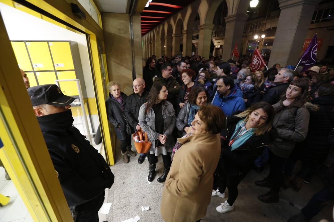 Cientos de personas se movilizaron en Gijón, ante un Alimerka de la calle Marqués de San Esteban.