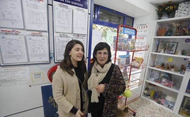 Ana Isabel González y su hija Paula Díaz en su despacho de loteria de Laviana.