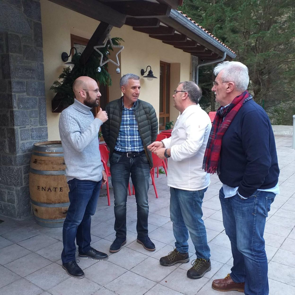 Iván Aitor Lucas, Marcelino Martínez, Fito González y Miguel Ángel Fernández, durante el encuentro mantenido en Anzó. 