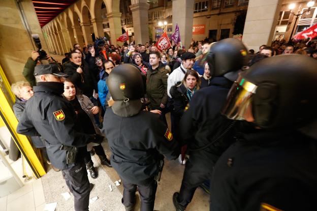 Cientos de trabajadores se manifestaron frente al supermercado de Alimerka en la calle Marqués de San Esteban, en Gijón. 