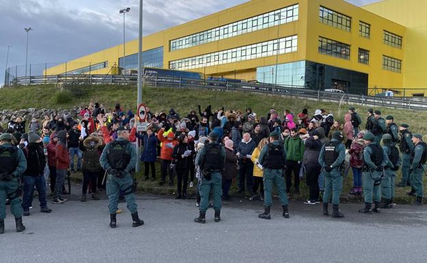 La Guardia Civil, frente al piquete, en las instalaciones de Alimerka en Llanera. 