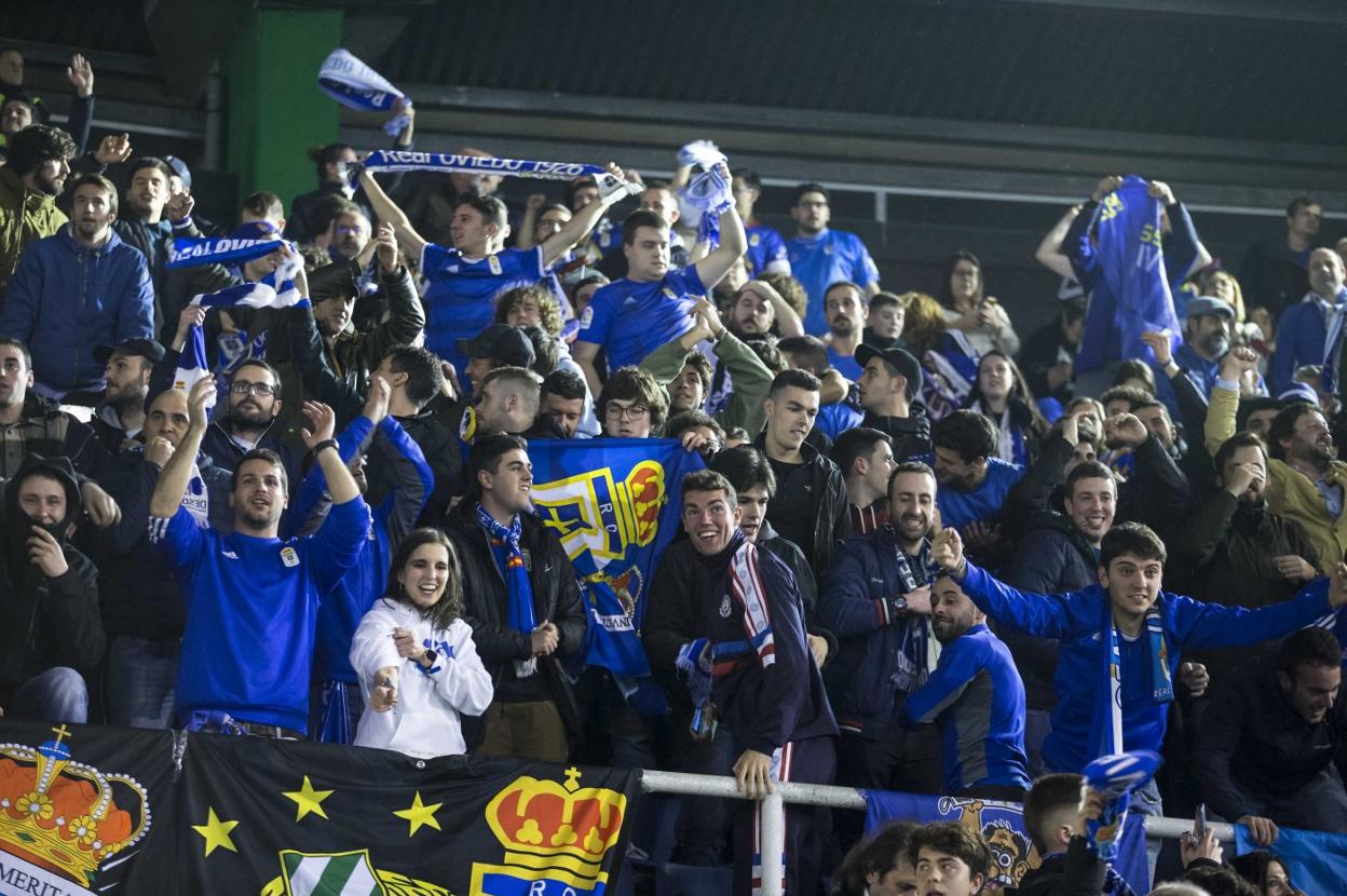 La afición azul volvió a acompañar a su equipo en el desplazamiento a El Sardinero. 