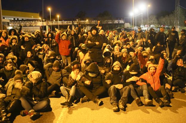 Sentada de trabajadores de supermercados cortando la carretera frente al centro logístico de Alimerka, en Lugo de Llanera. 