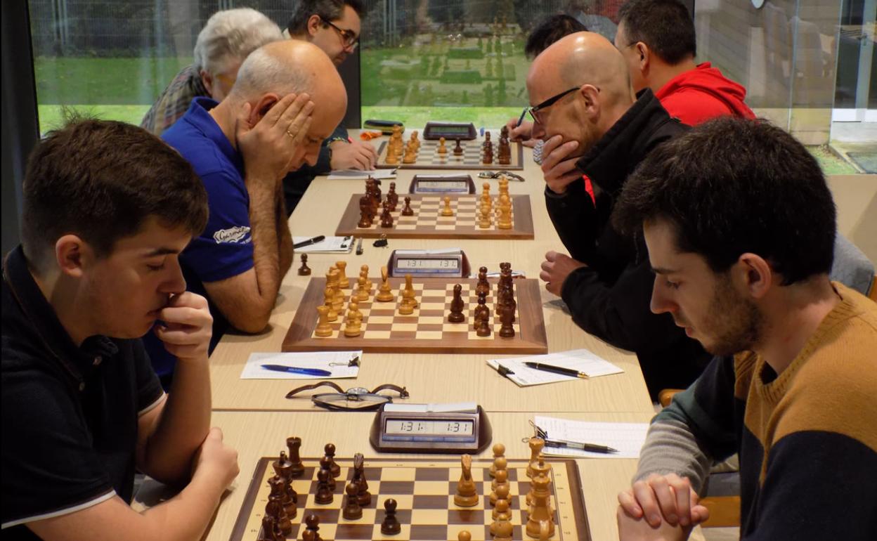 Duelo entre Oviedo 93 y Grupo, con Villemur y Viñuela en la primera mesa. 