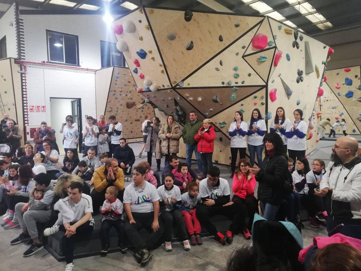 El centro de escalada 'One Move' de Gijón, organizó este pasado domingo su primer evento orientado a la escalada inclusiva y sobre todo 'Sin límites'. Este ha sido el concepto que ha puesto nombre a esta jornada tan especial, con la que todos los allí presentes pusieron su granito de arena para mejorar la calidad de vida y dar visibilidad a las personas con discapacidad y a sus familias a través del deporte. Para estos chicos y chicas no hay límites ni barreras que valgan, ni siquiera en la escalada.