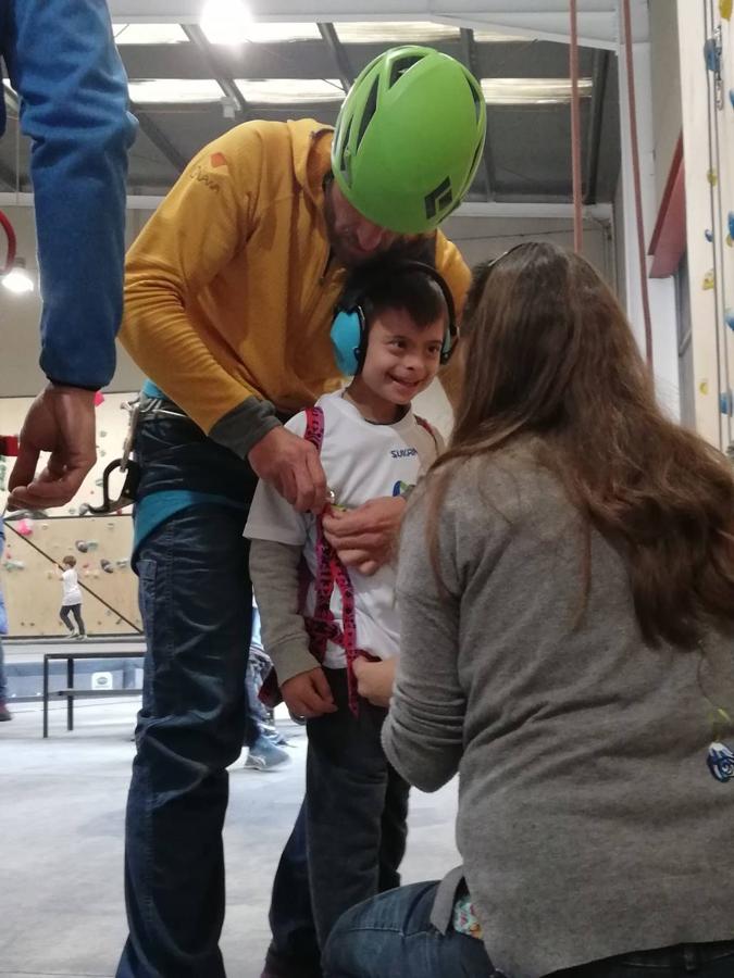 El centro de escalada 'One Move' de Gijón, organizó este pasado domingo su primer evento orientado a la escalada inclusiva y sobre todo 'Sin límites'. Este ha sido el concepto que ha puesto nombre a esta jornada tan especial, con la que todos los allí presentes pusieron su granito de arena para mejorar la calidad de vida y dar visibilidad a las personas con discapacidad y a sus familias a través del deporte. Para estos chicos y chicas no hay límites ni barreras que valgan, ni siquiera en la escalada.