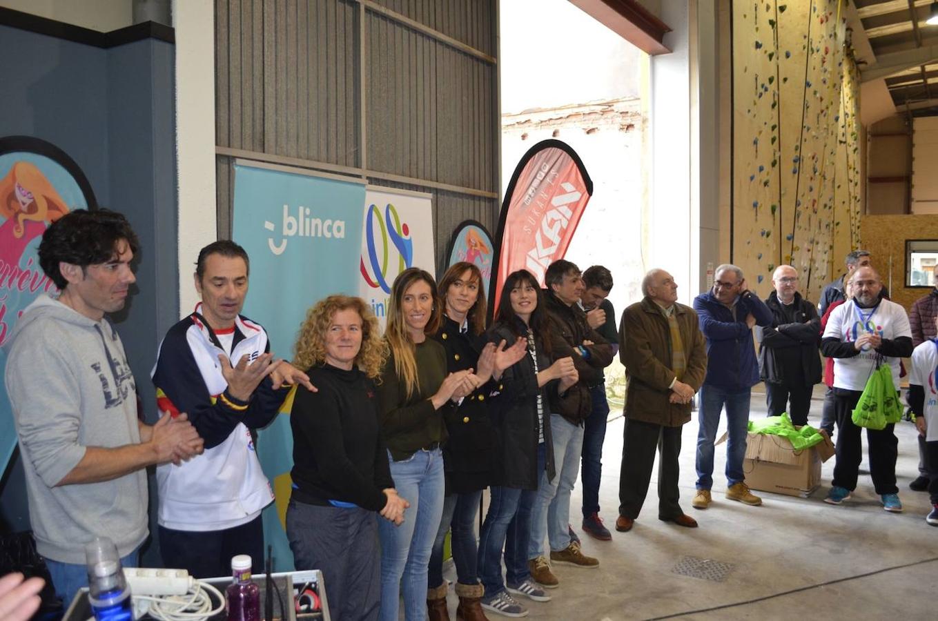 El centro de escalada 'One Move' de Gijón, organizó este pasado domingo su primer evento orientado a la escalada inclusiva y sobre todo 'Sin límites'. Este ha sido el concepto que ha puesto nombre a esta jornada tan especial, con la que todos los allí presentes pusieron su granito de arena para mejorar la calidad de vida y dar visibilidad a las personas con discapacidad y a sus familias a través del deporte. Para estos chicos y chicas no hay límites ni barreras que valgan, ni siquiera en la escalada.