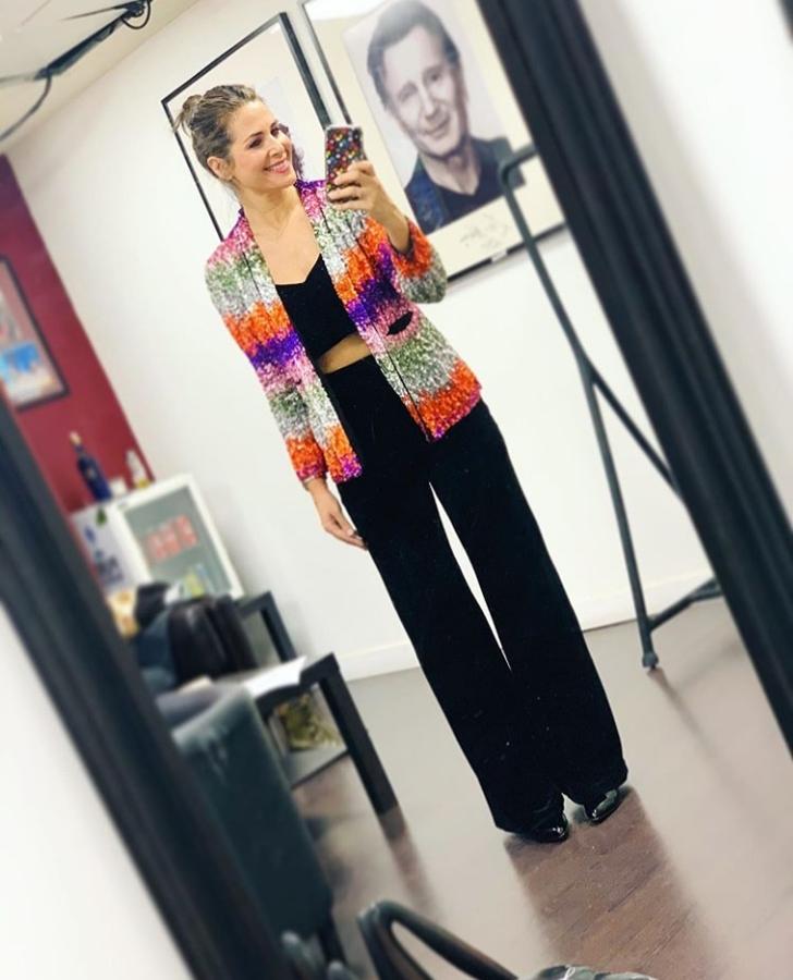 Nuria Roca (47 años) lleva conjunto de top y pantalones en negro con una blazer con lentejuelas multicolor a contraste.