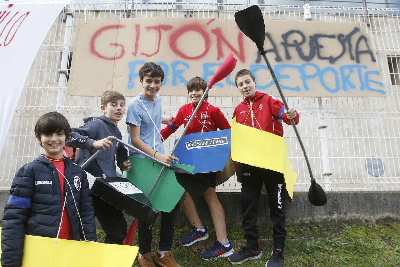 Concentración en defensa del anillo del Piles en Gijón