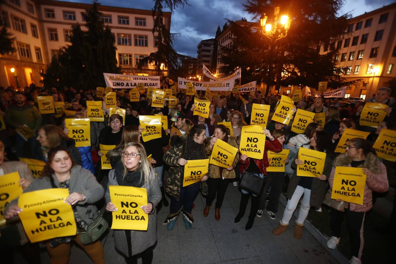 Los sindicatos convocantes -UGT, CC OO y USO- reunían a cientos de personas en una concentración frente al centro de Alimerka en la calle Foncalada de Oviedo. Por otro, una plataforma constituida por trabajadores de Alimerka hacía lo mismo, y a la misma hora, en la Plaza de España.