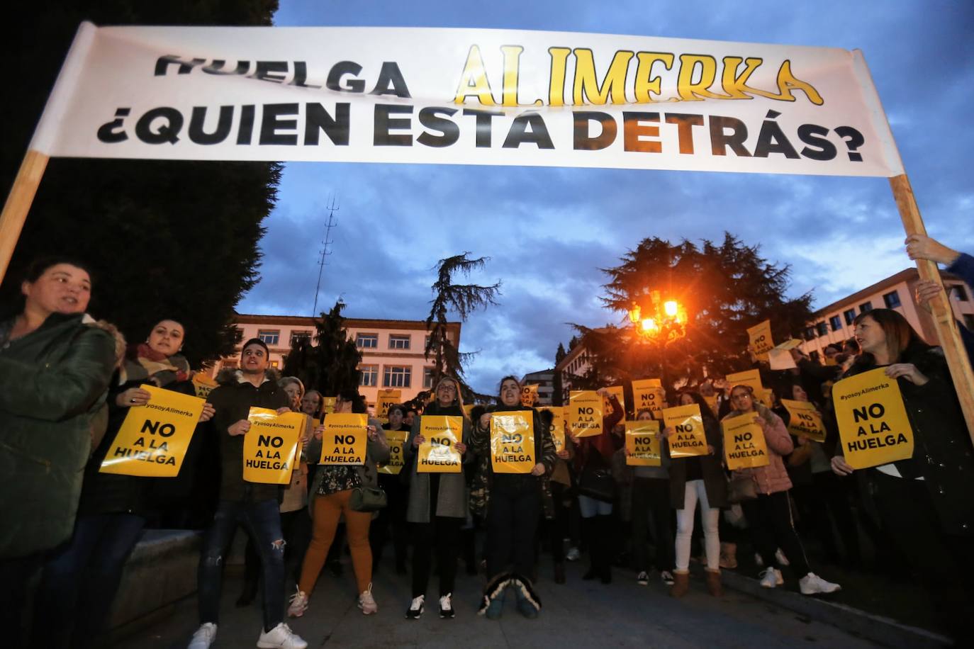 Los sindicatos convocantes -UGT, CC OO y USO- reunían a cientos de personas en una concentración frente al centro de Alimerka en la calle Foncalada de Oviedo. Por otro, una plataforma constituida por trabajadores de Alimerka hacía lo mismo, y a la misma hora, en la Plaza de España.