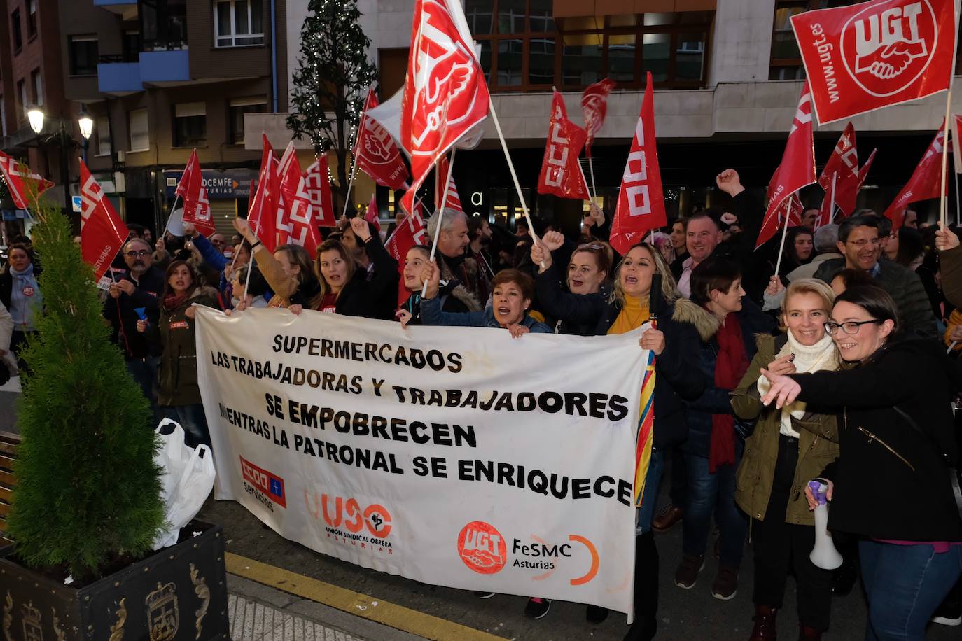 Los sindicatos convocantes -UGT, CC OO y USO- reunían a cientos de personas en una concentración frente al centro de Alimerka en la calle Foncalada de Oviedo. Por otro, una plataforma constituida por trabajadores de Alimerka hacía lo mismo, y a la misma hora, en la Plaza de España.