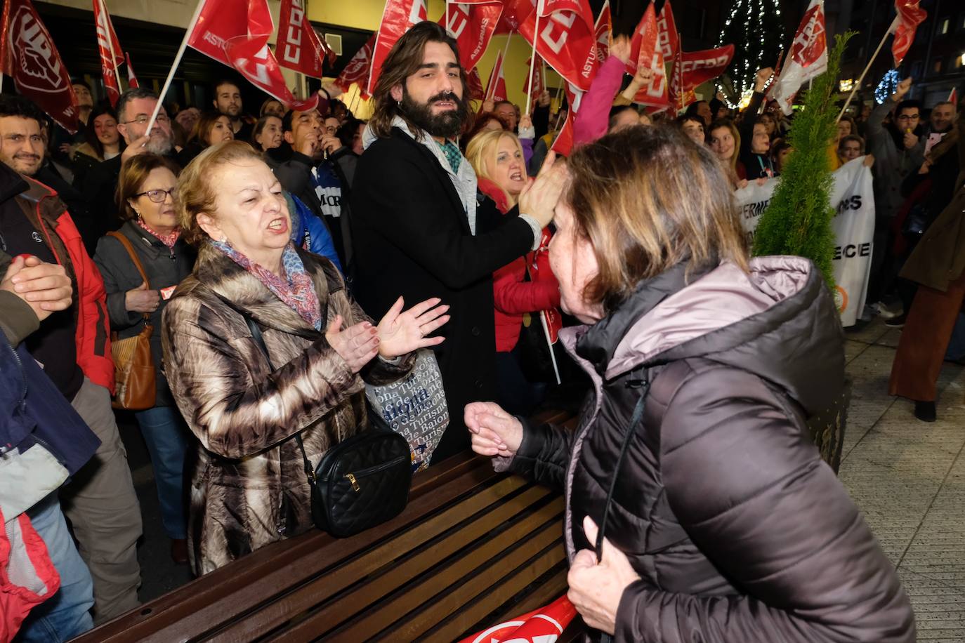 Los sindicatos convocantes -UGT, CC OO y USO- reunían a cientos de personas en una concentración frente al centro de Alimerka en la calle Foncalada de Oviedo. Por otro, una plataforma constituida por trabajadores de Alimerka hacía lo mismo, y a la misma hora, en la Plaza de España.