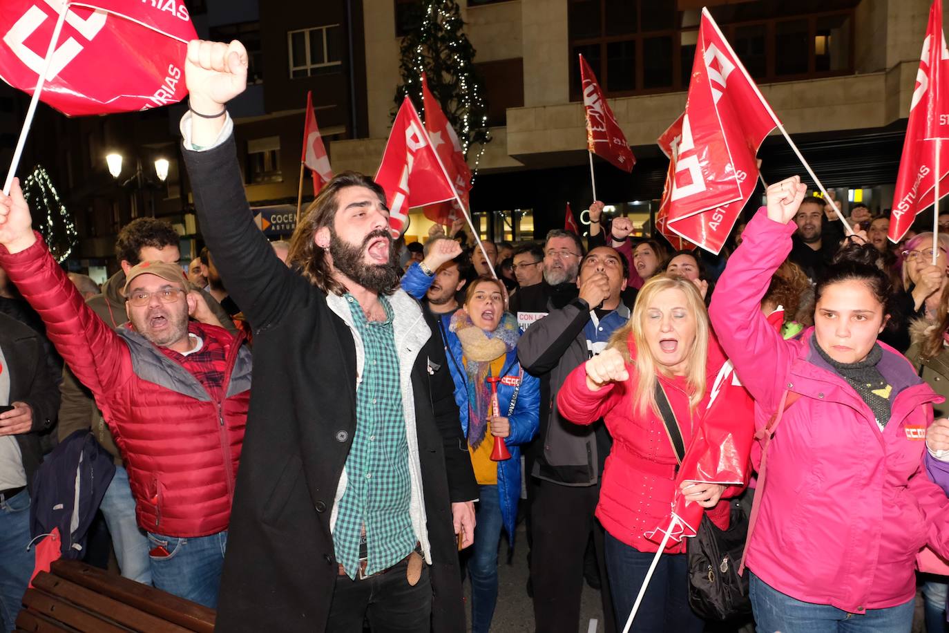 Los sindicatos convocantes -UGT, CC OO y USO- reunían a cientos de personas en una concentración frente al centro de Alimerka en la calle Foncalada de Oviedo. Por otro, una plataforma constituida por trabajadores de Alimerka hacía lo mismo, y a la misma hora, en la Plaza de España.