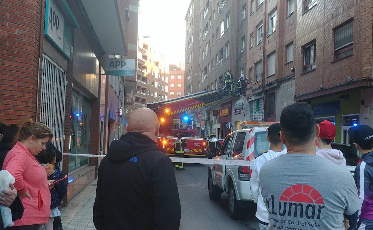Un momento en el que los bomberos realizan las comprobaciones pertinentes en la calle Argandona de Gijón.
