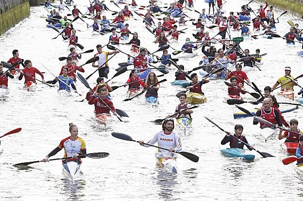Protesta en favor del anillo navegable, en la que tomaron parte piragüistas como Javier Hernanz, en el centro de la imagen. 