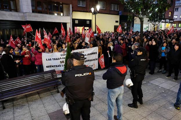 Concentración de trabajadores convocados por UGT, CC OO y USO. 