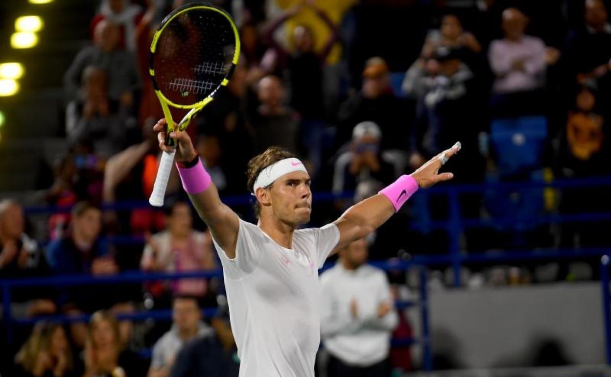 Rafa Nadal celebra su victoria en el torneo de exhibición de Abu Dabi.