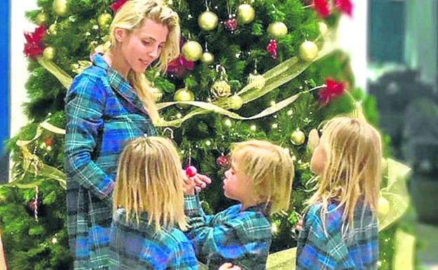 Elsa Pataky, con un pijama a juego con los de sus tres hijos.