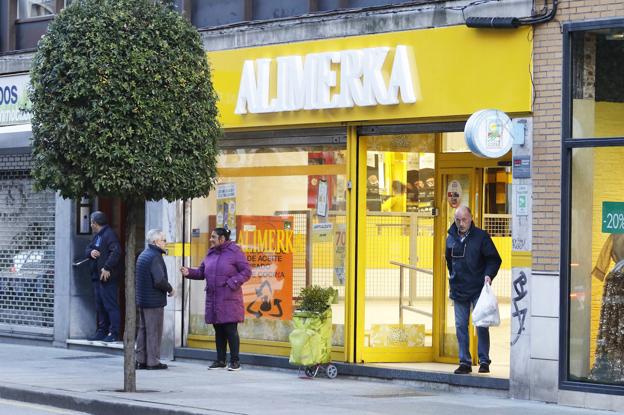 Un supermercado de Gijón durante la mañana de Nochebuena, tercer día de huelga 