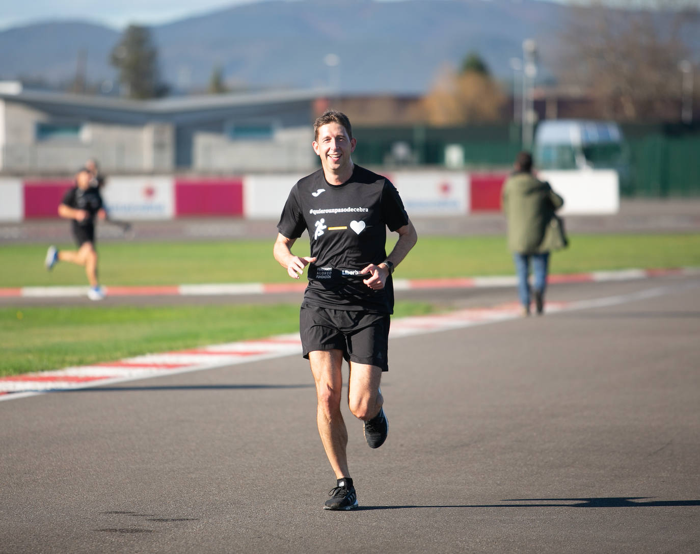 El piloto asturiano encabezó la salida, en la XIX edición de la carrera solidaria Fernando Alonso Liberabank, organizada en las instalaciones del circuito de karting de La Morgal, y cuya recaudación se dedicará a poner pasos de cebra