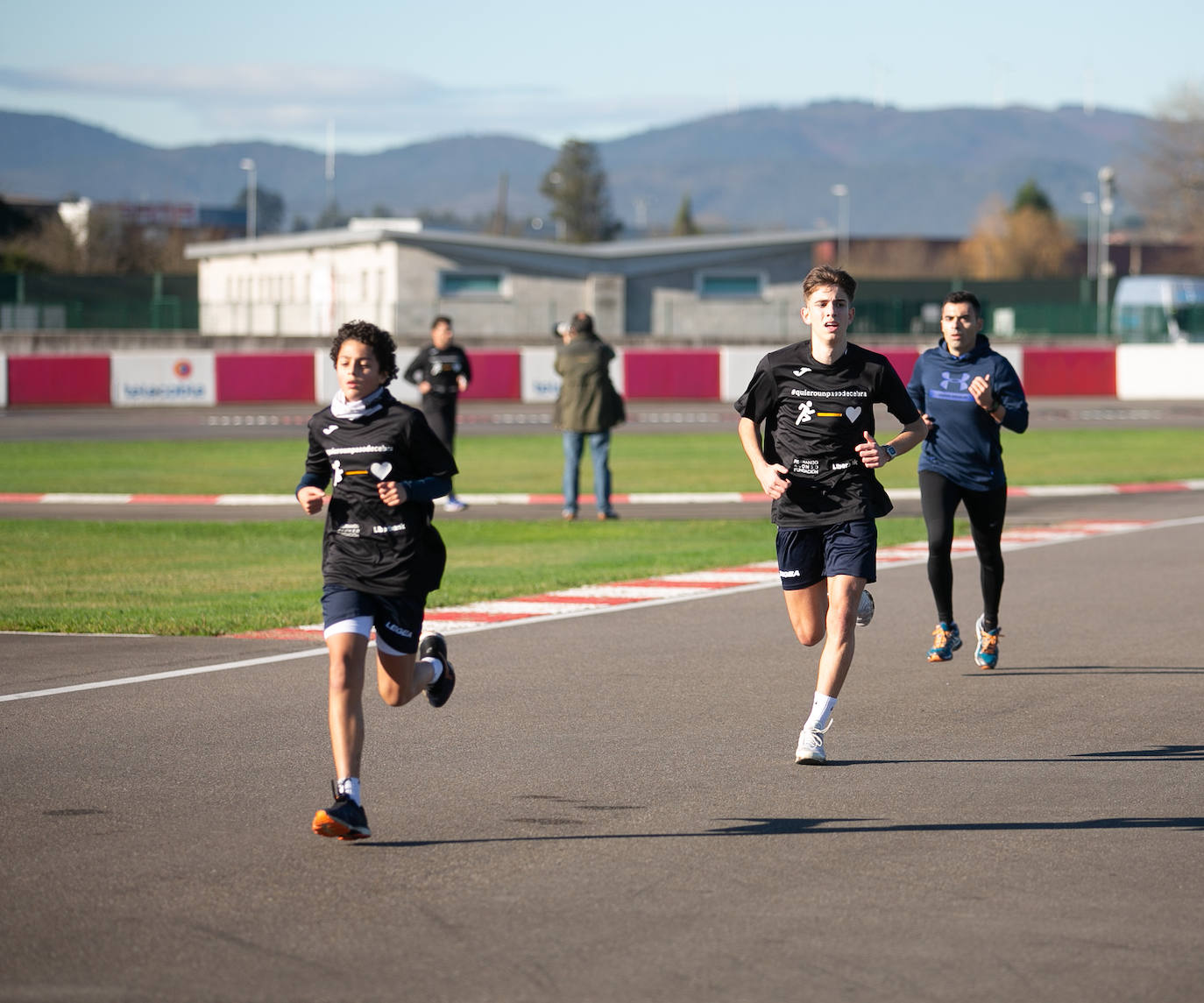 El piloto asturiano encabezó la salida, en la XIX edición de la carrera solidaria Fernando Alonso Liberabank, organizada en las instalaciones del circuito de karting de La Morgal, y cuya recaudación se dedicará a poner pasos de cebra