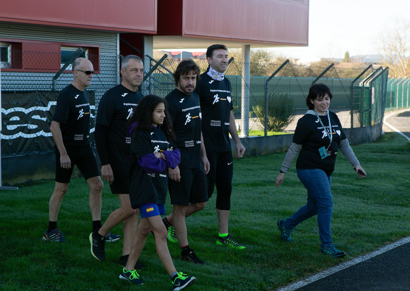 El piloto asturiano encabezó la salida, en la XIX edición de la carrera solidaria Fernando Alonso Liberabank, organizada en las instalaciones del circuito de karting de La Morgal, y cuya recaudación se dedicará a poner pasos de cebra