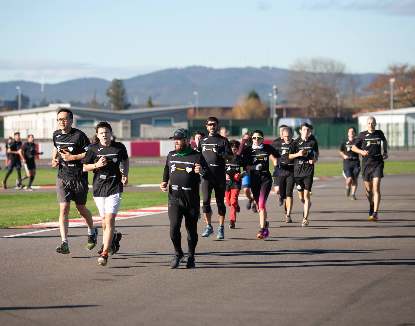 El piloto asturiano encabezó la salida, en la XIX edición de la carrera solidaria Fernando Alonso Liberabank, organizada en las instalaciones del circuito de karting de La Morgal, y cuya recaudación se dedicará a poner pasos de cebra